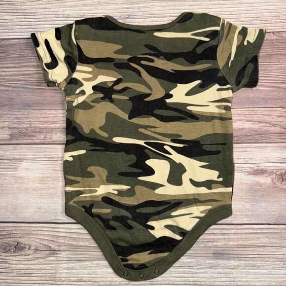 John Deere Camo “I dig my grandma” 18 Months Short Sleeve Bodysuit - Picture 3 of 5